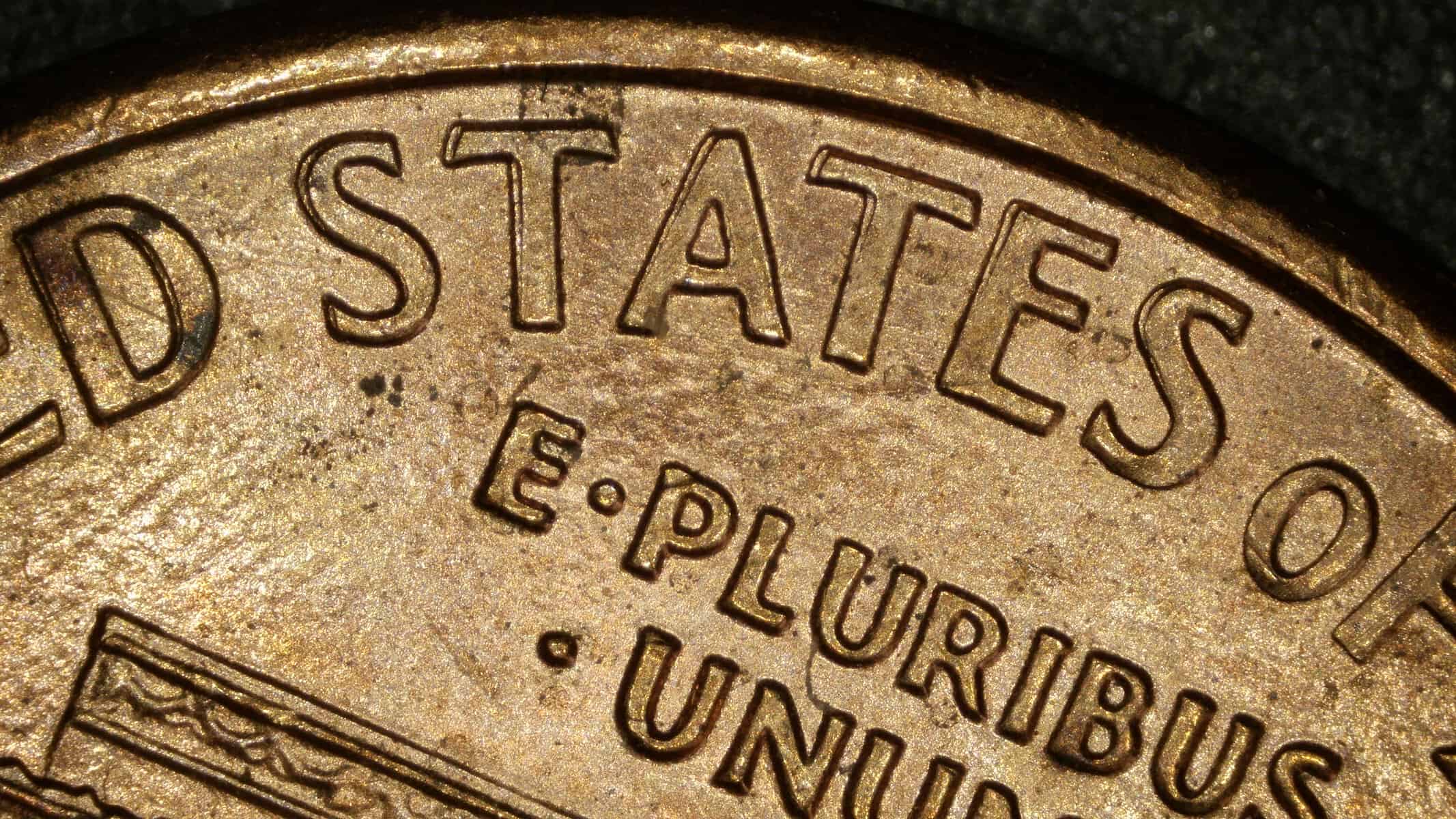 Reverse detail of a 1995 Lincoln cent showing normal lettering without doubled die characteristics